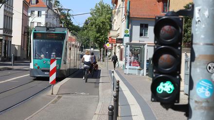 Seit' an Seit': Radfahrer und ÖPNV in Potsdam.
