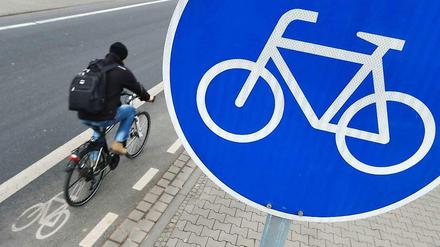 Das Blaue Radwegeschild signalisiert: Hier muss man den Radweg benutzen, weil die Verkehrsituation gefährlich ist. 
