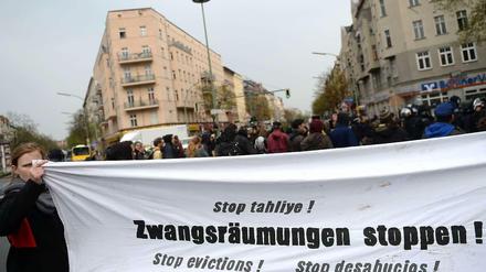 Demonstrieren gegen den erzwungenen Auszug. Hier bei eine Demo am Hermannplatz im April 2014.