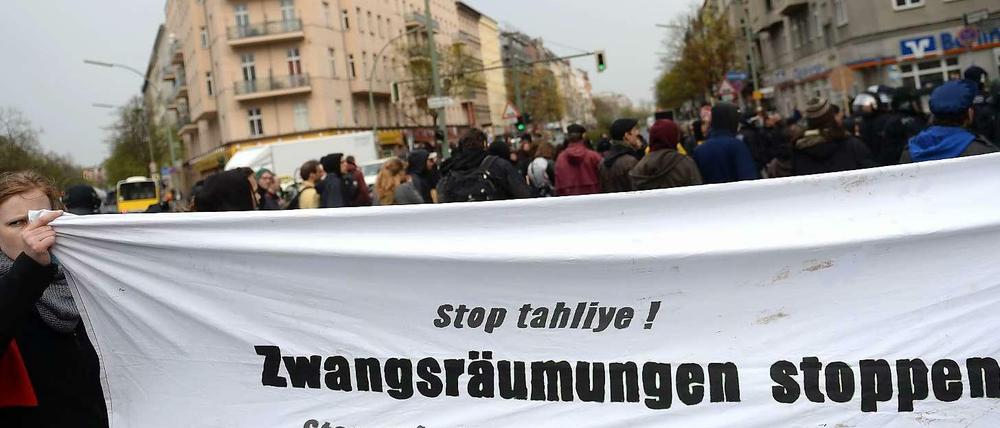 Demonstrieren gegen den erzwungenen Auszug. Hier bei eine Demo am Hermannplatz im April 2014.