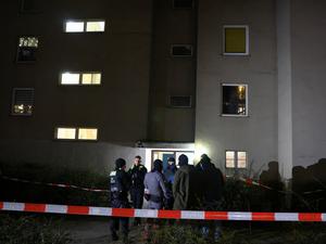 Polizisten bewachen den Eingang des Gebäudes in Kreuzberg, in dem Daniela Klette unter falschem Namen lebte.