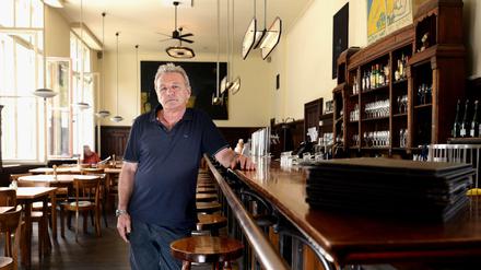 Rainer Mennig, der Betreiber des „Weltrestaurants“ in der Markthalle Neun muss wohl im August 2018 raus.