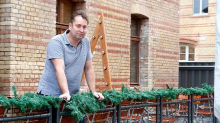 Ralf Steinacker auf der Terrasse seines Restaurants "Zollhaus Pankow". Er betreibt zudem drei Häuser der Kette "Spreegold" in Berlin und beschäftigt 120 Mitarbeiter.