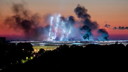 Rauch steigt während eines Konzerts der Band Rammstein über dem Olympiastadion Berlin auf.