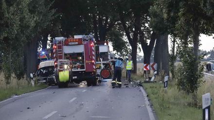 Bei dem Verkehrsunfall auf der Bundesstraße 96a zwischen Schildow und Schönfließ sind zwei Personen ums Leben gekommen. 