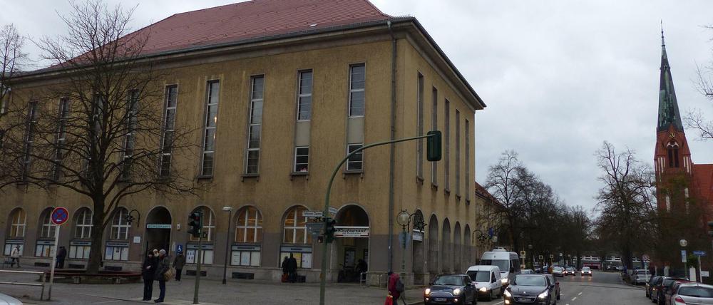 Das dringend sanierungbedürftige Rathaus Zehlendorf - ein Fass ohne Boden: 35 Millionen Euro hätte die Sanierung am Ende kosten sollen