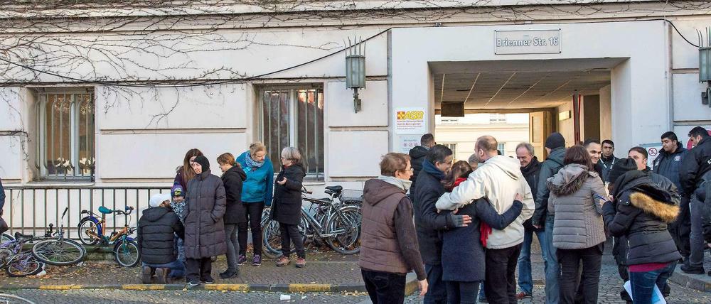 Abschied nehmen. Flüchtlinge und Helfer vor der nunmehr geschlossenen Notunterkunft im alten Rathaus Wilmersdorf.