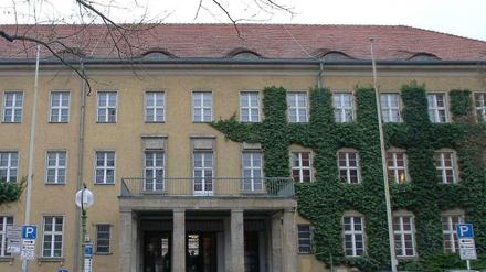 Teils begrünte Fassade des Rathauses Zehlendorf.