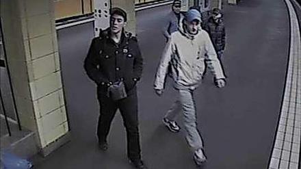 Überfall in der U-Bahn. Die Polizei sucht nach diesen Männern, die im November zwei Jugendliche ausgeraubt haben.