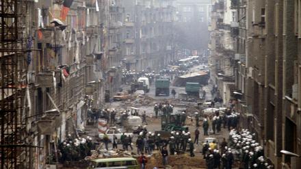 Bei der Auseinandersetzung von Besetzern und Polizei 1990 wurde die Straße verwüstet.
