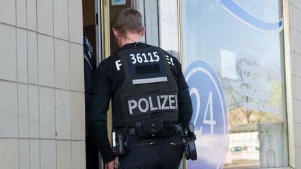 Polizisten bei einer Razzia bei einem Pflegedienst in Berlin. (Archivbild)