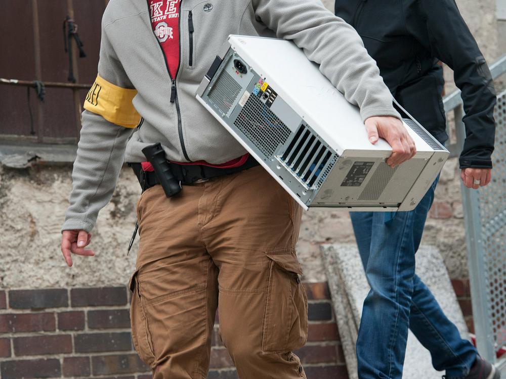 DschihadVerdacht gegen Imam in Berlin Polizisten durchsuchen Al