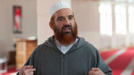 Abdelkader Daoud spricht als Imam der Islamischen Gemeinschaft Ibrahim-Al-Khalil-Moschee im Gebetsraum mit Journalisten.
