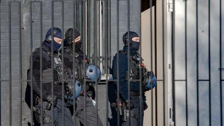 Dursuchungen wegen Encrochat-Daten: Polizeibeamte Ende Oktober bei einer Razzia in einem Gewerbegebiet in Weißensee.