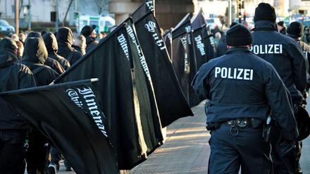 Polizisten begleiten eine rechtsextreme Demonstration.