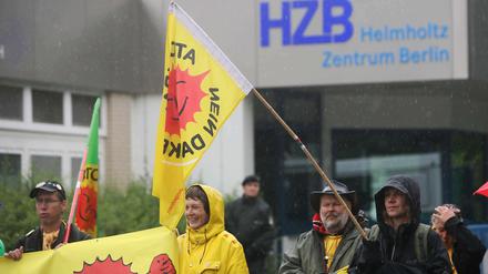 Viele Anwohner stören sich am Forschungsreaktor - so wie diese Aktivisten. Sie demonstrierten im Juli vor dem Eingang zum Helmholtz-Zentrum, dem Betreiber.