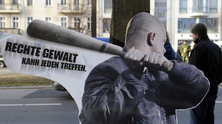"Rechte Gewalt kann jeden treffen" steht in Berlin auf einem Aufsteller geschrieben. 