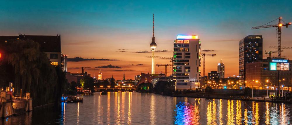 Ein schillerndes Berlin-Friedrichshain mit Blick auf Spree und Fernsehturm in der Abendsonne.