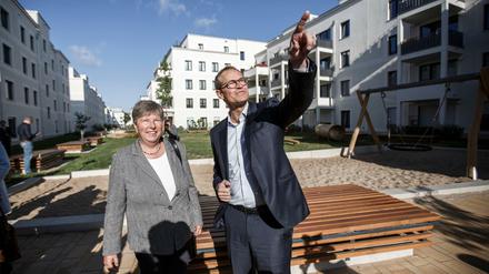 Berlins Regierender Michael Müller (SPD) und Stadtentwicklungssenatorin Katrin Lompscher (Die Linke) bei dem Besuch eines degewo-Wohnparks. 