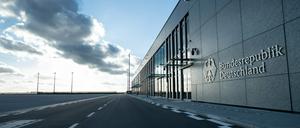 Empfang mit Bundesadler: Das Regierungsterminal am BER, seit Oktober 2020 in Betrieb, zunächst als Interim errichtet.  