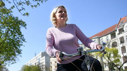 Verkehrssenatorin Regine Günther (parteilos, für Grüne) lässt sich gern auf dem Fahrrad fotografieren.