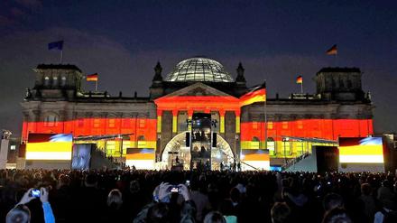 Schwarz und rot und gold sind unsere Feierfarben: Einheitsfest, dann doch noch in Berlin.