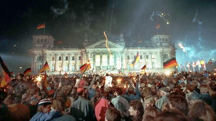 Knallig. Am Reichstag wurde in der Nacht vom 2. auf den 3. Oktober 1990 ein großes Feuerwerk abgebrannt.