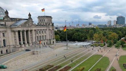 Bislang können Besucher den Reichstag nur über den provisorischen Container vor dem Gebäude erreichen.