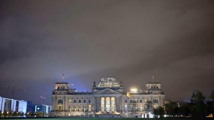 Da wollen sie rein, die neu oder wieder Gewählten: das Reichtagsgebäude am Wahlabend.