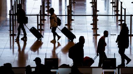 Am Wochenende kam es am BER zu langen Warteschlangen. Viele Reisende verpassten ihre Flüge. 