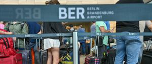 Personalengpässe insbesondere bei den Bodenverkehrsdienstleistern sorgen für Hunderte gestrandete Koffer am Flughafen BER.
