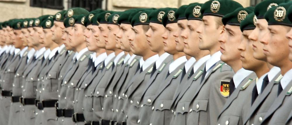 Rekruten beim Bundeswehrgelöbnis im vergangenen Jahr vor dem Reichstag. Diesmal findet die Veranstaltung am Bendlerblock statt.