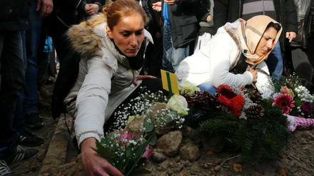 Verwandte des getöteten Jungen legten Blumen am Grab nieder.