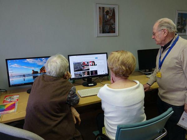 Kursteilnehmer erforschen das Internet beim Deutschen Senioren-Computer-Club. 