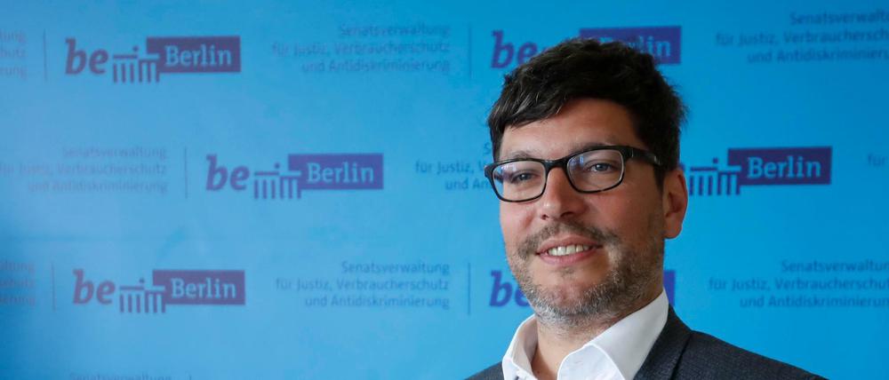 Berlins Justizsenator Dirk Behrendt will, dass Inhaftierte mit ihren Angehörigen per Skype in Kontakt bleiben können.