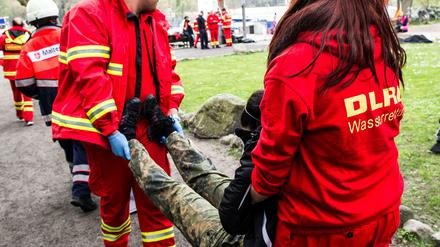 Einsatz am Tegeler See. Mehr als 200 Rettungskräfte probten den Ernstfall.