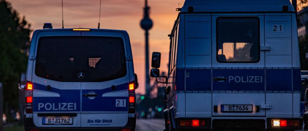 Einsatzfahrzeuge der Polizei Berlin.