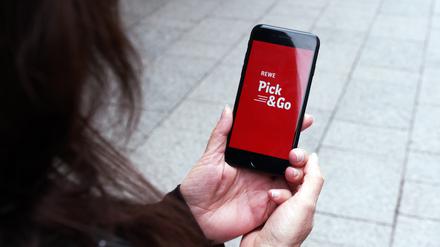 Die App von Rewe Pick and Go rechnet den Einkauf im speziellen Markt automatisch ab – ganz ohne Kasse.