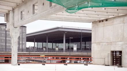 Noch eine Baustelle: Das Terminal 2 des Flughafen BER, mit Blick auf das Hauptgebäude.