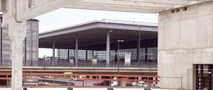 Noch eine Baustelle: Das Terminal 2 des Flughafen BER, mit Blick auf das Hauptgebäude.