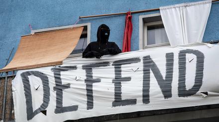 Die Bewohner der „Rigaer 94“ in Friedrichshain gefallen sich in der Pose der linksextremistischen Großstadtguerilla und terrorisieren nicht nur die Nachbarschaft.