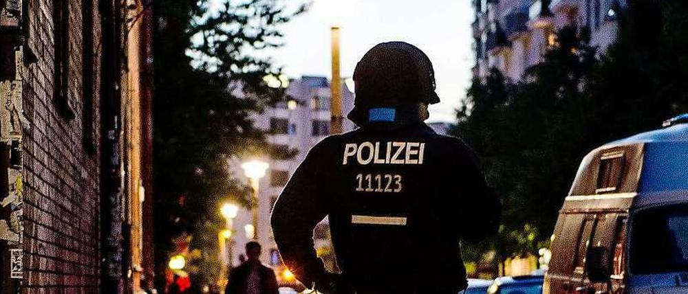 Polizist in der Rigaer Straße in Friedrichshain am Sonntagabend. 