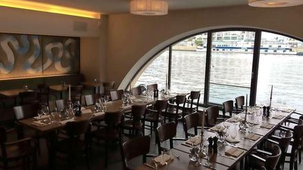 Wie ein Essen an Bord: Im Kreuzberger Restaurant Rio Grande sitzt es sich mit Blick auf die Spree außergewöhnlich schön. 