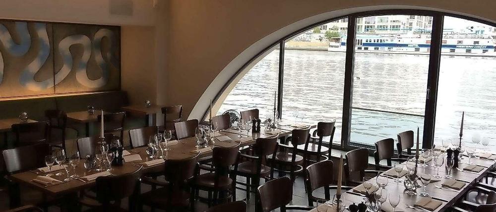 Wie ein Essen an Bord: Im Kreuzberger Restaurant Rio Grande sitzt es sich mit Blick auf die Spree außergewöhnlich schön. 