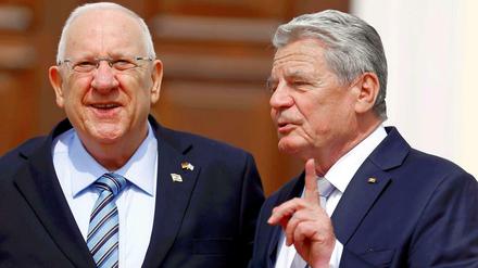 Wiedersehen im Schlosspark: Bereits vor drei Jahren trafen sich Reuven Rivlin und Joachim Gauck (v.l.n.r.) - damals war der Israeli Sprecher der Knesset.