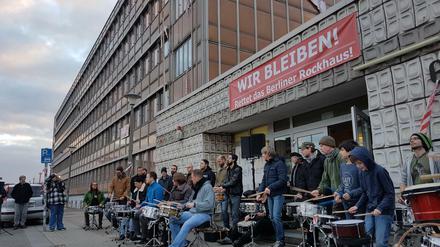 Musiker demonstrierten vor dem Rockhaus in Lichtenberg.