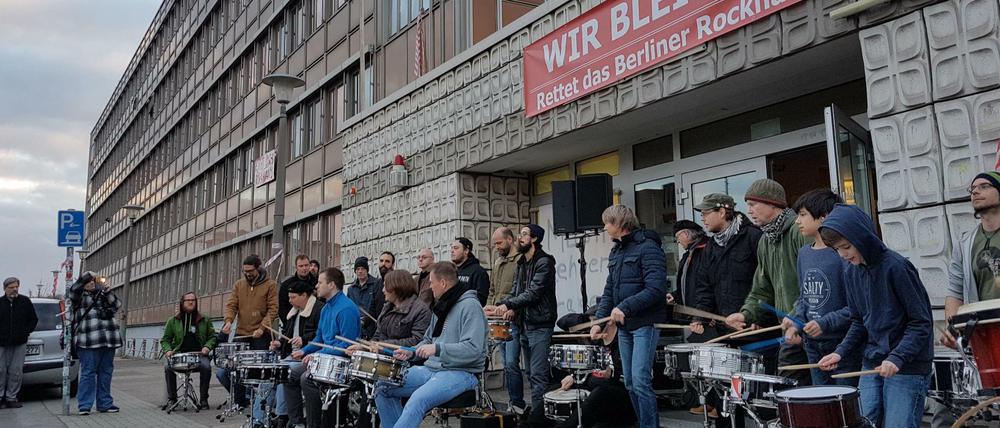 Musiker demonstrierten vor dem Rockhaus in Lichtenberg.