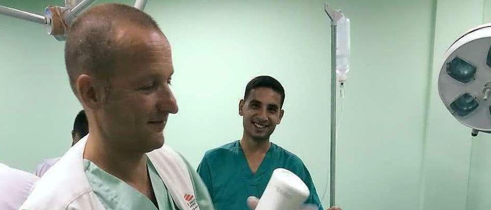 Roland Georgieff (links) bei der Arbeit im Shafir-Krankenhaus im Gazastreifen. 