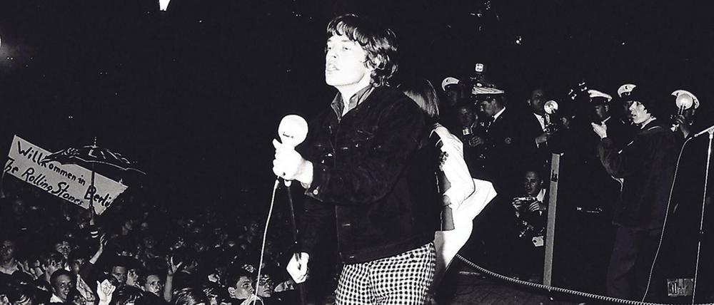 Mick Jagger vorn, dahinter die Polizei. 
