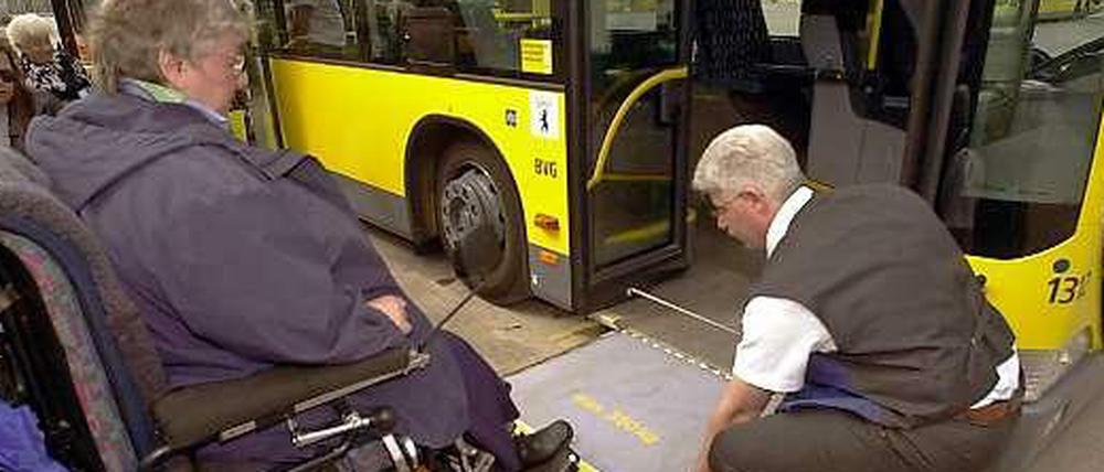 Längst nicht bei allen Bussen funktioniert das Einsteigen für Rollstuhlfahrer so reibungslos wie hier bei einer BVG-Schulung.